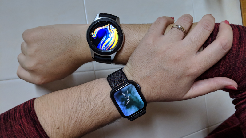 El Samsung Galaxy Watch de 46 mm y el Apple Watch Series 4 de 44 mm en unas muñecas pequeñas